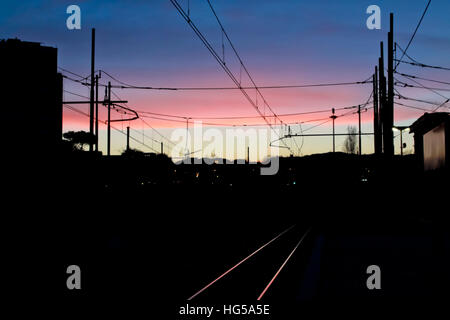 Zug Bahnhof Silhouette in der Abenddämmerung. Stockfoto