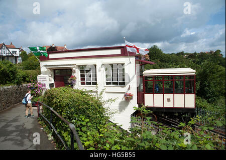 Die Babbacombe Cliff Railway, die Passagiere zu Oddicombe Strand von Torquay an der englischen Riviera in Devon UK transportiert Stockfoto