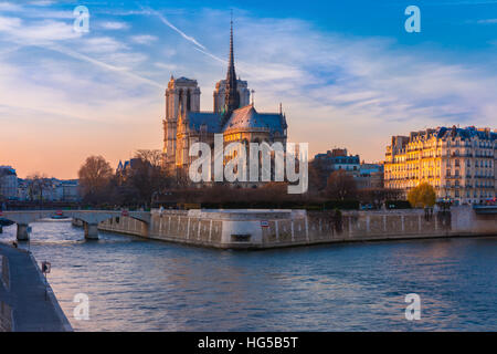 Kathedrale von Notre Dame de Paris bei Sonnenuntergang, Frankreich Stockfoto