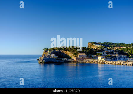 Leuchtturm in Port de Soller, Puerto de Soller, Mallorca, Spanien, am späten Abend Sonnenlicht mit Kopierfläche. Stockfoto