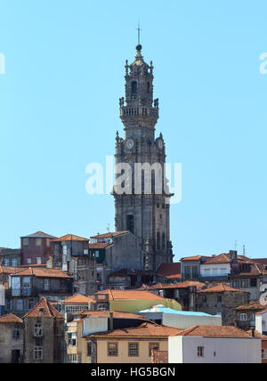 Porto Stadt Top Stadtbild mit Clerigos hoher Glockenturm (Torre Dos Clerigos), Portugal. 1754 bis 1763 zu bauen. Stockfoto