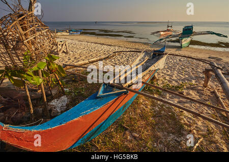 Angelboote/Fischerboote hochgezogen auf Paliton Strand, Siquijor, Philippinen, Südostasien, Asien Stockfoto