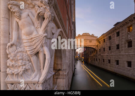 Dogenpalast-Palast, Seufzerbrücke und Gondel, Piazza San Marco, Venedig, UNESCO, Veneto, Italien Stockfoto