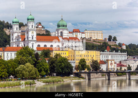 Blick über den Fluss Inn Passau, Dom St. Stephan, Passau, Niederbayern, Deutschland, Europa Stockfoto