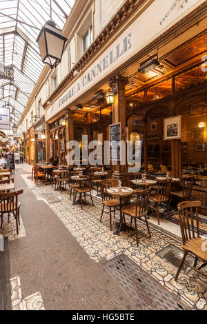 Ein Café in der Passage des Panoramas, Paris, Frankreich Stockfoto