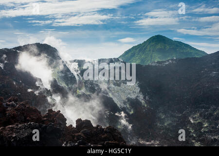 Rauchen Vulkan Tavurvur, Rabaul, East New Britain, Papua-Neuguinea, Pazifik Stockfoto