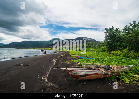 Vulkanstrand unter Vulkan Tavurvur, Rabaul, East New Britain, Papua-Neuguinea, Pazifik Stockfoto