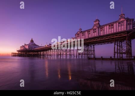 Sonnenaufgang in Eastbourne Pier, Eastbourne, East Sussex, England, Vereinigtes Königreich Stockfoto