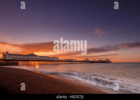 Brighton Pier und Strand bei Sonnenaufgang, Brighton, East Sussex, Sussex, England, Vereinigtes Königreich Stockfoto