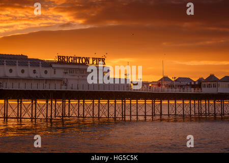 Brighton Pier bei Sonnenaufgang, Brighton, East Sussex, Sussex, England, Vereinigtes Königreich Stockfoto