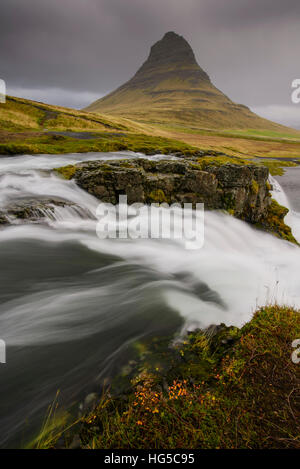 Kirkjufellsfoss im Herbst über die Polargebiete Snaefellsness Halbinsel, Island, Stockfoto