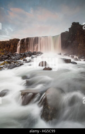 Oxarafoss-Wasserfall bei Sonnenaufgang in Thingvellir National Park, UNESCO, Island, Polarregionen Stockfoto