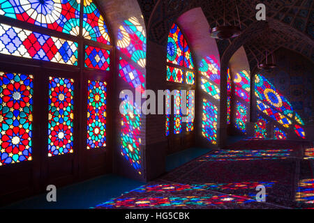 Glasfenster der Gebetshalle, Nasir al Molk Moschee, Shiraz, Iran, Naher Osten Stockfoto