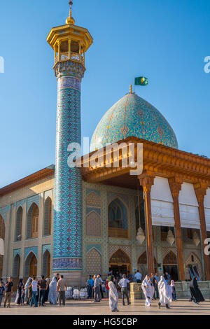 Innenhof, Aramgah-e Shah-e Cheragh (Mausoleum des Königs des Lichts), Shiraz, Iran, Naher Osten Stockfoto