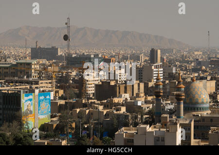 Blick über Gebäude vom Stadtzentrum in Richtung Alborz Berge, Teheran, Iran, Naher Osten Stockfoto