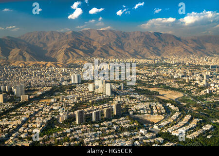 Luftaufnahme von Teheran nach Norden in Richtung der Alborz Berge, Teheran, Iran, Naher Osten Stockfoto