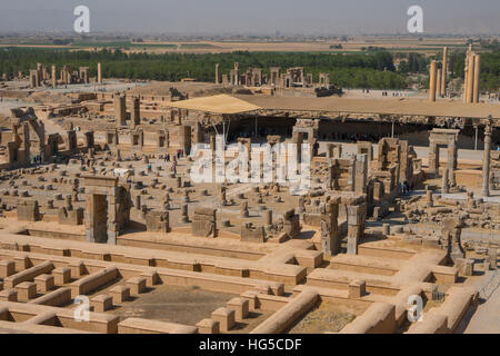 Überblick über Persepolis vom Grab von Artaxerxes III, Palast von 100 Spalten im Vordergrund, UNESCO, Iran, Naher Osten Stockfoto