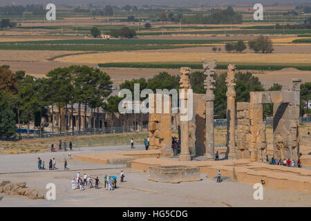 Übersicht über alle Nationen Tor und touristische Gruppen Einstellung aus auf ihren Touren, Persepolis, UNESCO, Iran, Naher Osten Stockfoto