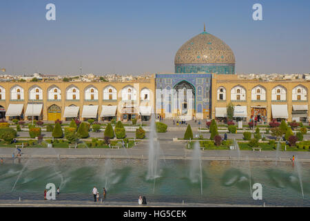 Blick über Naqsh-e (Imam) Platz, UNESCO, von Ali Qapu Palast gegenüber Sheikh Lotfollah Moschee, Isfahan, Iran, Naher Osten Stockfoto