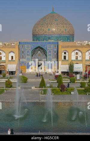 Blick über Naqsh-e (Imam) Platz von Ali Qapu Palast gegenüber Sheikh Lotfollah Moschee, UNESCO, Isfahan, Iran, Naher Osten Stockfoto