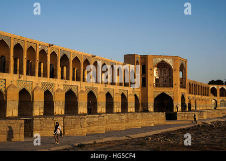 Khajo-Brücke, erbaut von Schah Abbas rund 1650, ein beliebter Ort für junge Leute zu treffen, Isfahan, Iran, Naher Osten Stockfoto