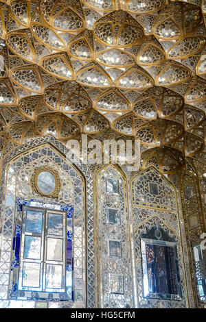 Verspiegelten Innenraum des Chehel Sotun (Chehel Sotoun) (40 Spalten) Palast, Isfahan, Iran, Naher Osten Stockfoto
