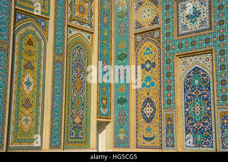 Fliesen auf Fassade, Aramgah-e Shah-e Cheragh (Mausoleum des Königs des Lichts), Shiraz, Iran, Naher Osten Stockfoto