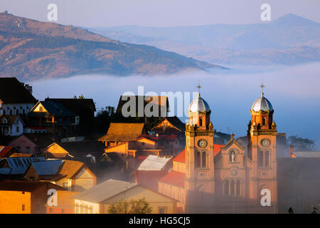 Am frühen Morgennebel auf der Haute-Ville Altstadt, Ambozontany Kathedrale, Fianarantsoa, Zentralbereich Stockfoto