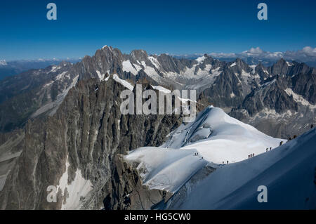 Bergsteiger auf ein Schneefeld nähert sich dem Aiguile du Midi, 3842 m, Graian Alpen, Chamonix, Französische Alpen, Haute Savoie, Frankreich Stockfoto