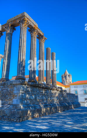 Roman Temple im Vordergrund, Evora Cathdral in den Hintergrund, Evora, UNESCO, Portugal Stockfoto