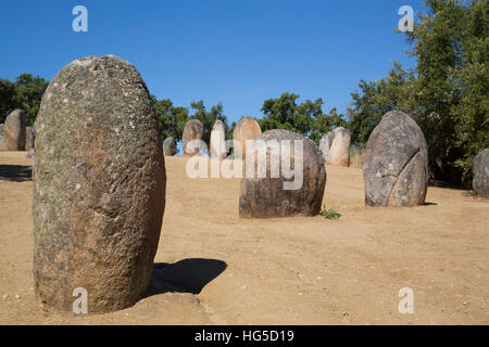 Megalith Stein-Kreise, in der Nähe von 5000 bis 4000 v. Chr., Almendres Cromlech, Evora, Portugal Stockfoto