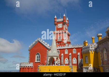 Kapelle im Vordergrund und Glockenturm im Hintergrund, Penna Nationalpalast, UNESCO, Sintra, Portugal Stockfoto