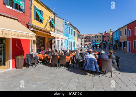 Restaurant und bunten Fassaden, Burano, Veneto, Italien Stockfoto