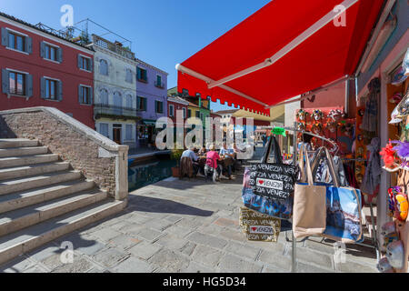 Restaurant und Souvenirshop Taschen, Burano, Veneto, Italien Stockfoto