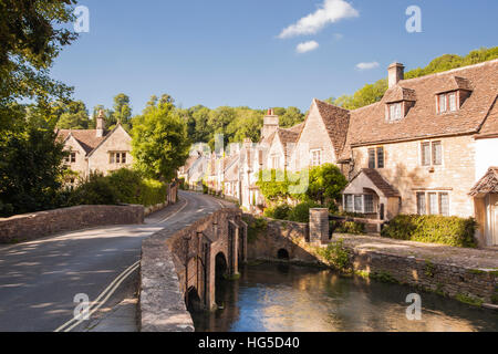 Die hübsche Cotswolds Dorf von Castle Combe, North Wiltshire, England, Vereinigtes Königreich Stockfoto