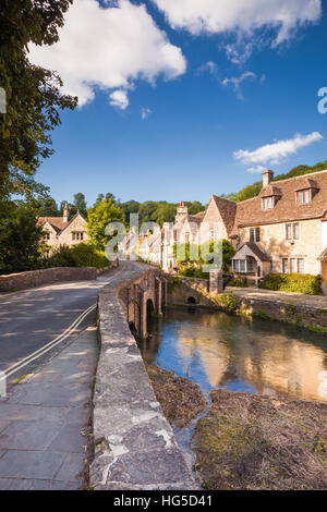 Die hübsche Cotswolds Dorf von Castle Combe, North Wiltshire, England, Vereinigtes Königreich Stockfoto