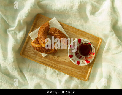Bagel und eine Tasse türkischen Tee auf dem Holz Tablett mit Istanbul Bild auf die Bettdecke, Top-down Ansicht Stockfoto
