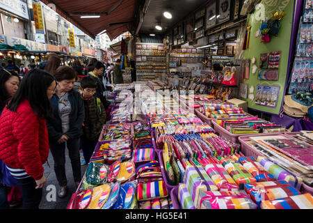 Souvenir-Shop in Namdaemun-Markt, Jung-gu, Seoul, Korea Stockfoto