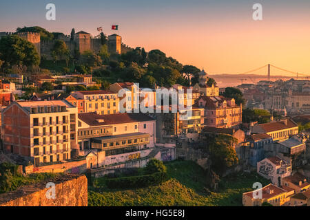 Portugal Sonnenuntergang, Blick auf das Castelo de Sao Jorge (Saint George Schloss) und die umliegenden Hügel, Alfama, Lissabon, Portugal Stockfoto