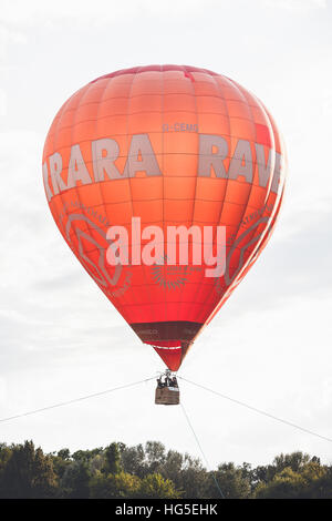 Italien, Ferrara Ballons Festival 2016 Ballon in der Luft mit Seilen verankert Stockfoto