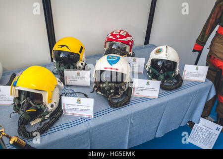 Alte italienische militärische Luftfahrt Helm mit Maske Stockfoto