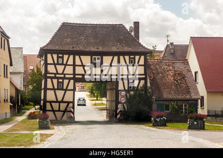 Gebäude auf der anderen Straßenseite in ländlichen Dorf in Deutschland. Altes Haus als Beispiel der alten deutschen Architektur Stockfoto