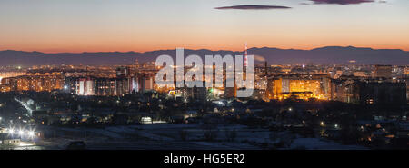 Panorama Abend Luftaufnahme der Stadt Ivano-Frankivsk, Ukraine. Stockfoto