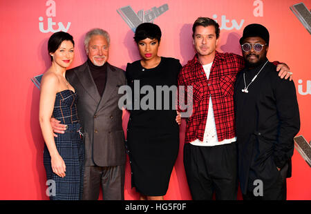 Moderatorin Emma Willis (links) und Trainer (links-rechts) Sir Tom Jones, Jennifer Hudson, Gavin Rossdale und will.i.am, die Teilnahme an der Stimme UK Launch in Millbank Tower, London. Stockfoto