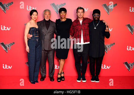 Moderatorin Emma Willis (links) und Trainer (links-rechts) Sir Tom Jones, Jennifer Hudson, Gavin Rossdale und will.i.am, die Teilnahme an der Stimme UK Launch in Millbank Tower, London. Stockfoto