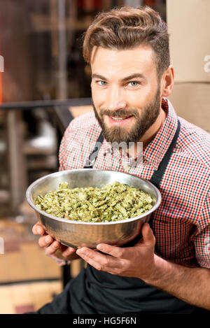 Brauer mit Hopfen Stockfoto