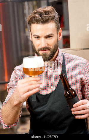 Brewer Gutachtertätigkeit Bier Stockfoto