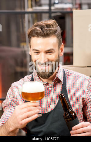 Brewer Gutachtertätigkeit Bier Stockfoto