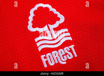 LONDON, UK - 15. Oktober 2015: Das Vereinswappen auf Nottingham Forest FC Shirt, am 15. Oktober 2015. Stockfoto