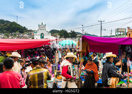 San Juan Chamula, Mexiko - 11. Mai 2014: Menschen vor Ort in einem Straßenmarkt in der Stadt San Juan Chamula, Chiapas, Mexiko Stockfoto